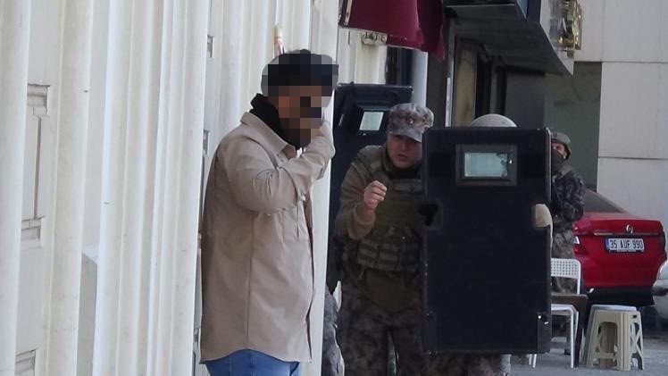 Başına tabanca dayayıp 3 saat direnmişti, tutuklandı