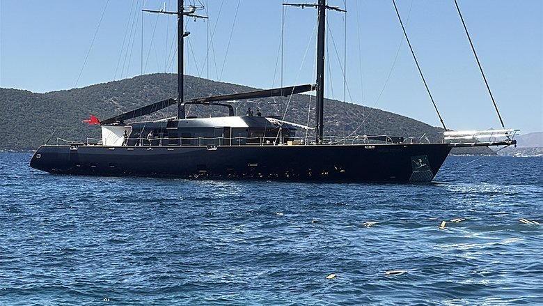 Bodrum’da 7 yılda tamamlanan 50 metrelik yelkenli denize indirildi