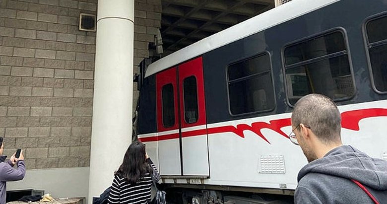 İzmir Metrosu raydan çıkıp duvara çarptı