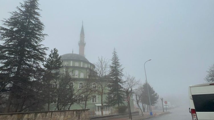 Afyonkarahisar’ı sis kapladı... Görüş mesafesi 30 metreye kadar düştü