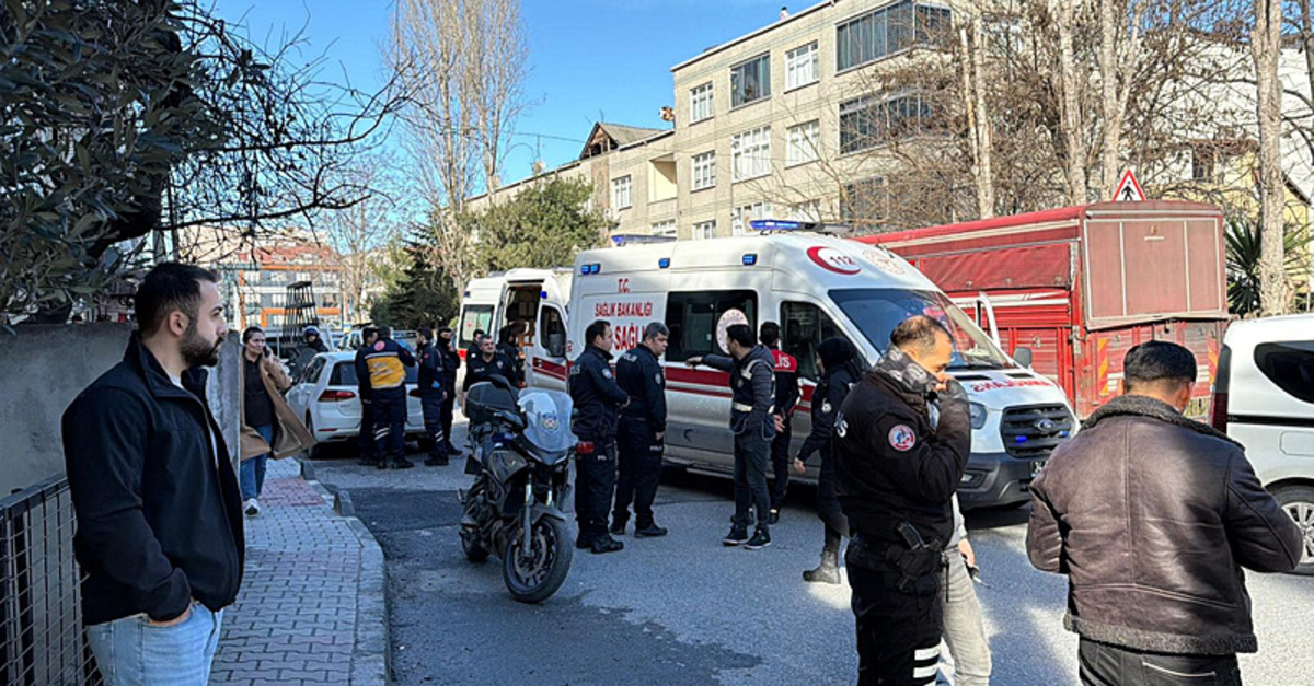 Polislere bıçaklı saldırı: 4'ü polis 6 yaralı