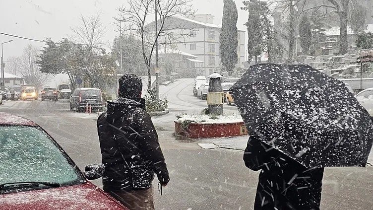 yilin-ilk-gunu-icin-meteoroloji-alarm-verdi-o-iller-tek-tek-duyuruldu-iste-kar-tatili-olan-iller-1767279290296.jpeg