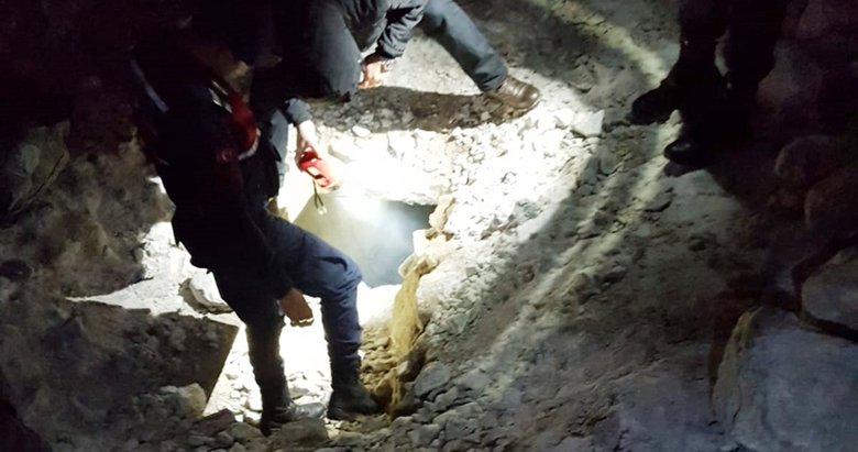 Kütahya’da 4 kişi define için kazdıkları 8 metrelik çukurda yakalandılar