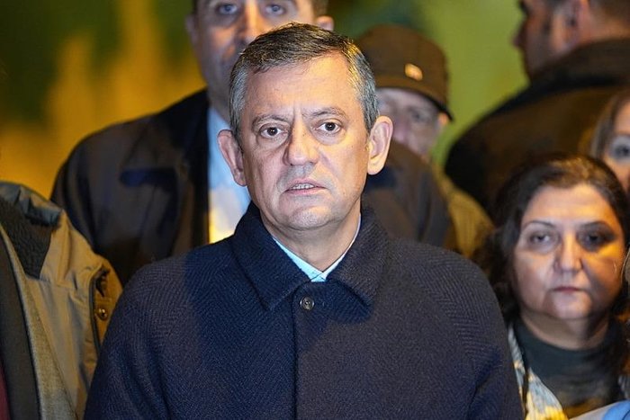 Özel’e kuzeninden sert tepki: Menemenliler satılık değil