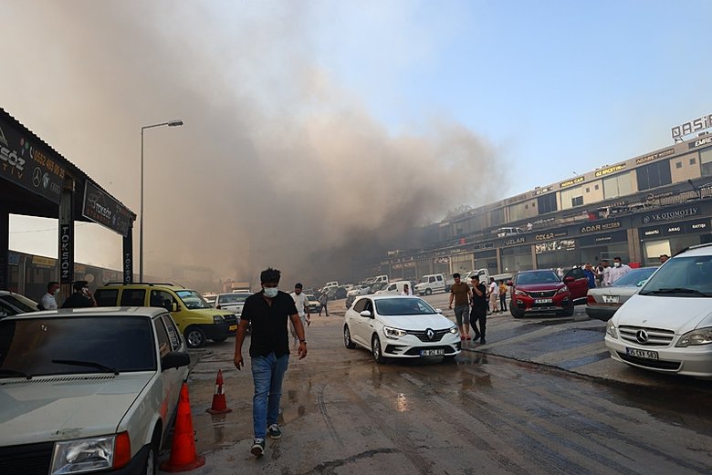 İzmir Buca’daki yangın Otokent Galericiler Sitesi’ne sıçradı