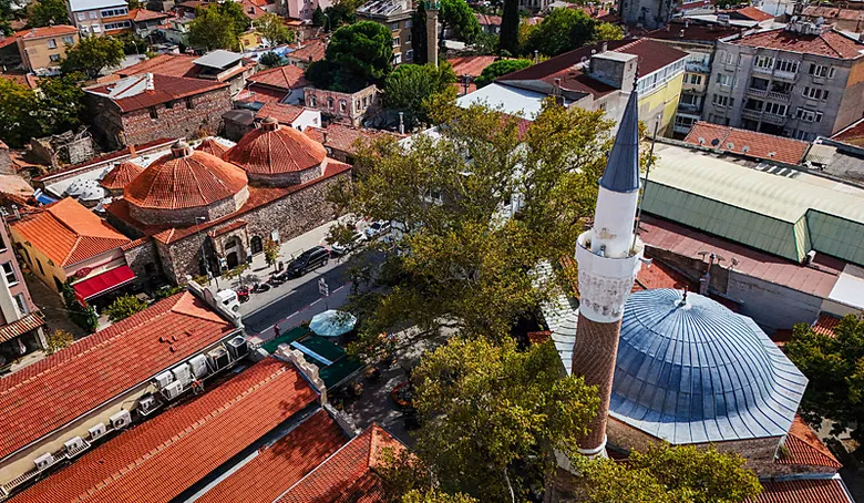 izmirde-gorenleri-gecmise-goturen-kahve-sehrin-kalabaligindan-kacan-izmirlilerin-kesfetmesi-gereken-tarihi-dur-1791619072533.png