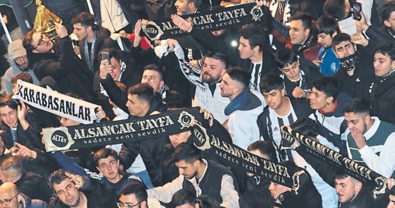 Altay kurtuluş için sokakta