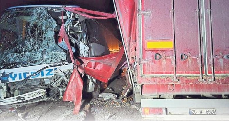 TIR ile yolcu otobüsü çarpıştı: 18 yaralı