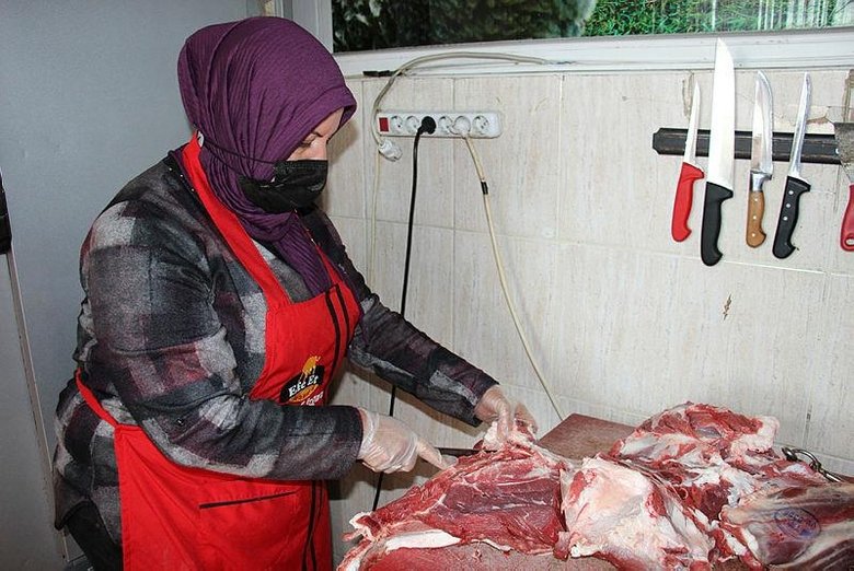 Elinde satırı gören şaşırıyor! Çocukluk hayalini gerçekleştirdi