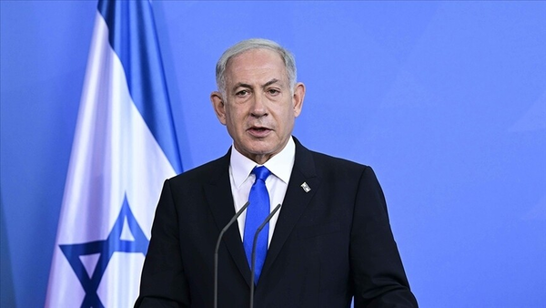 2-ay-sonra-yine-hakim-karsisinda-netanyahu-yolsuzlukla-yargilaniyor-1777364790527.png