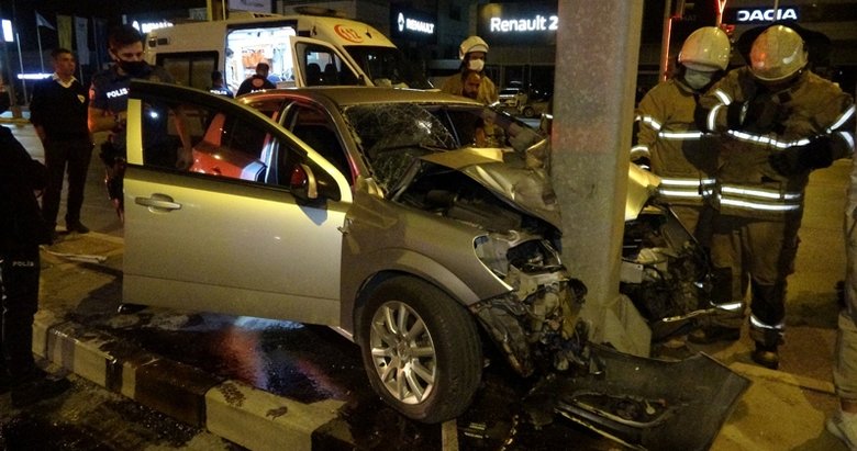 İzmir’de korkunç kaza: Otomobil yön levhasına ok gibi saplandı