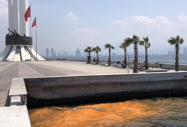 İzmir Körfezi’nde tedirgin eden görüntü! Kırmızı- turuncu renk görenleri korkuttu