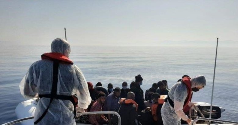 İzmir açıklarında Türk kara sularına itilen 27 düzensiz göçmen kurtarıldı