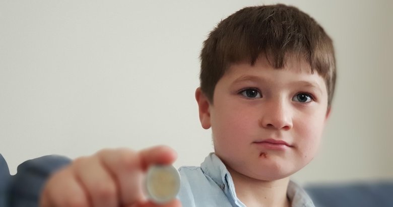 İzmir’de yaşayan 6 yaşındaki çocuğun boğazına bozuk para kaçtı