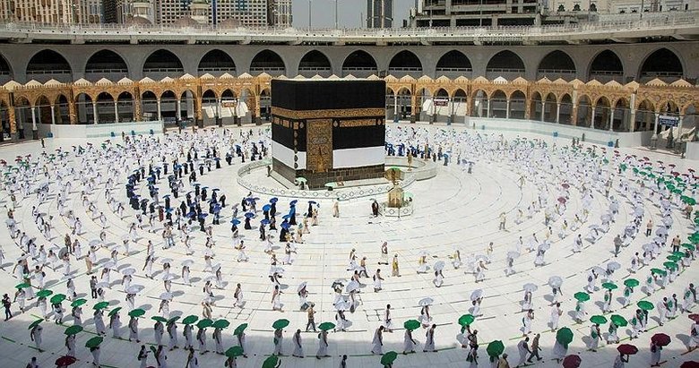 Hac ibadeti başladı: Kabe'de sosyal mesafeli tavaf dönemi