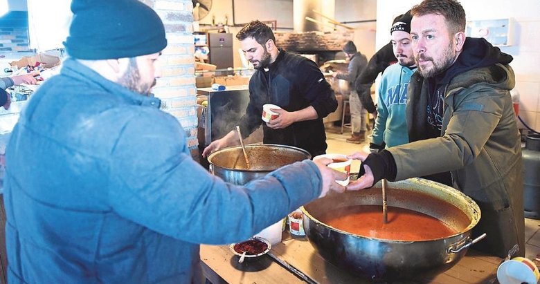 Ünlü şef, afet bölgesine lokanta kurdu