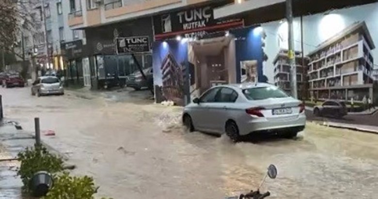 İzmir doldu taştı: Caddeler göle döndü, trafik kitlendi!