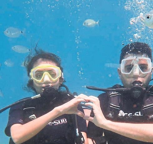 Deniz altında dev afişle evlilik teklifi