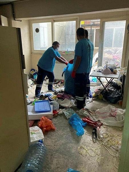 Alzheimer hastası adamın evinden 3 kamyon çöp çıktı