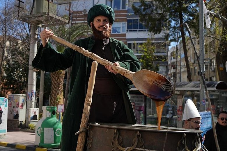 4 yıldır yapılamıyordu! Manisa’da Mesir Festivali nevruz ateşinin yakılmasıyla başladı