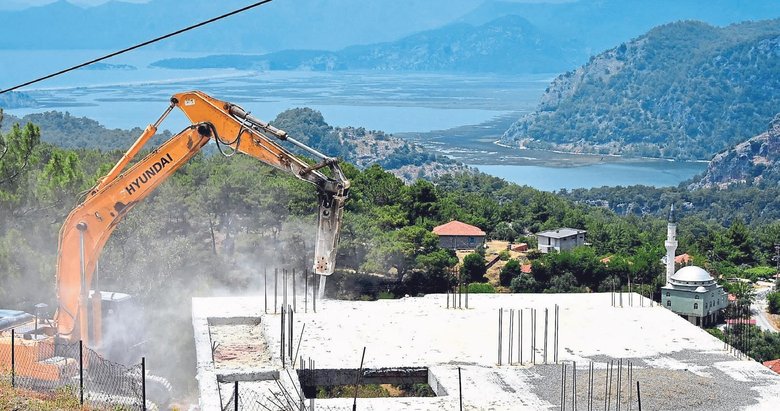 İztuzu manzaralı kaçak yapılar yıkılıyor