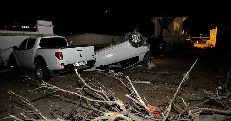 İzmir cehennemi yaşadı! Hortumda araçlar 10 metre havalandı