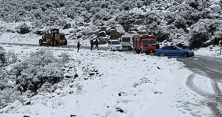 İzmir’de karda mahsur kalanlar araçlar kurtarıldı