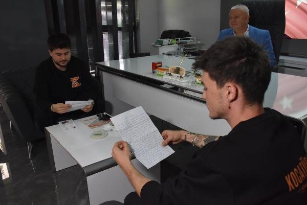 Babalarının 21 yıl önce yazdığı 2 mektup oğullarına teslim edildi