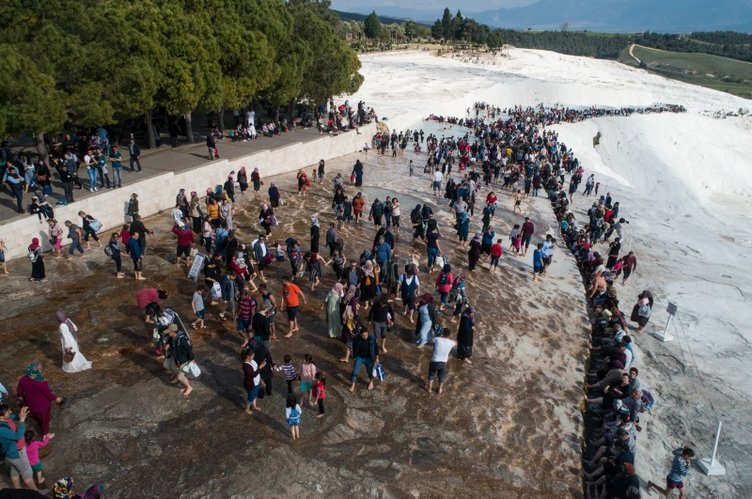 Pamukkale’yi 3 saate 15 bin kişi ziyaret etti