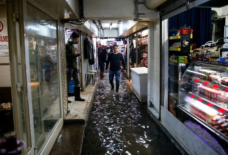 İzmir’de yağmur yağışı etkili oldu