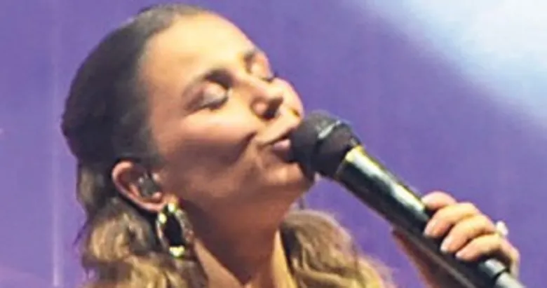 Merve Özbey Selendi’de sahne aldı
