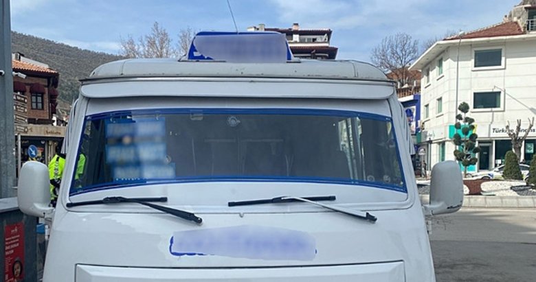 Afyonkarahisar’da ikiz plakalı minibüsün sahibine ceza kesildi