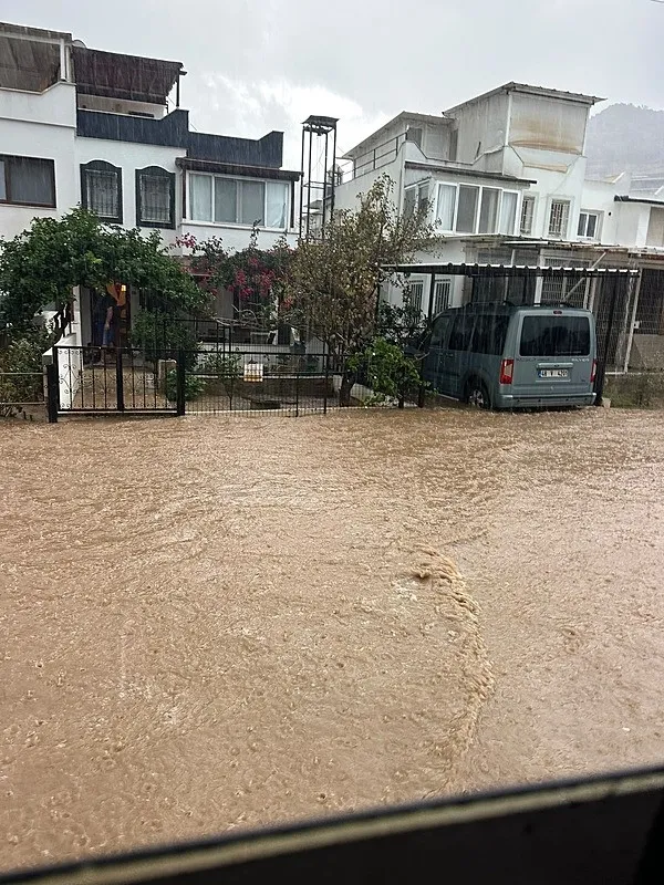 SON DAKİKA: Bodrum’da sağanak! Yollar göle döndü