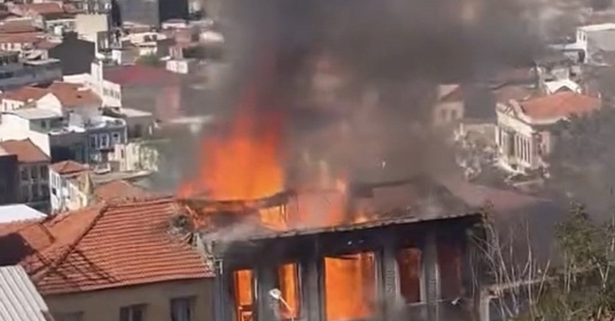 İzmir'de metruk binada yangın