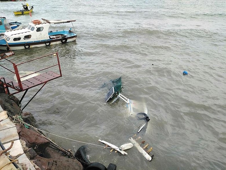 Dikili’yi fırtına vurdu! Limanda tekneler battı