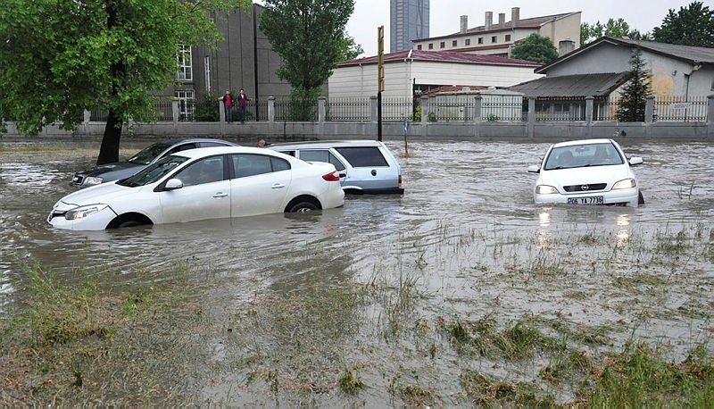 Kuvvetli yağış Ankara’da hayatı olumsuz etkiledi