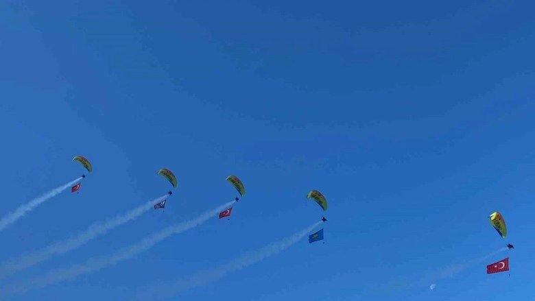 İsviçreli paraşütçü karakolun çatısına düştü