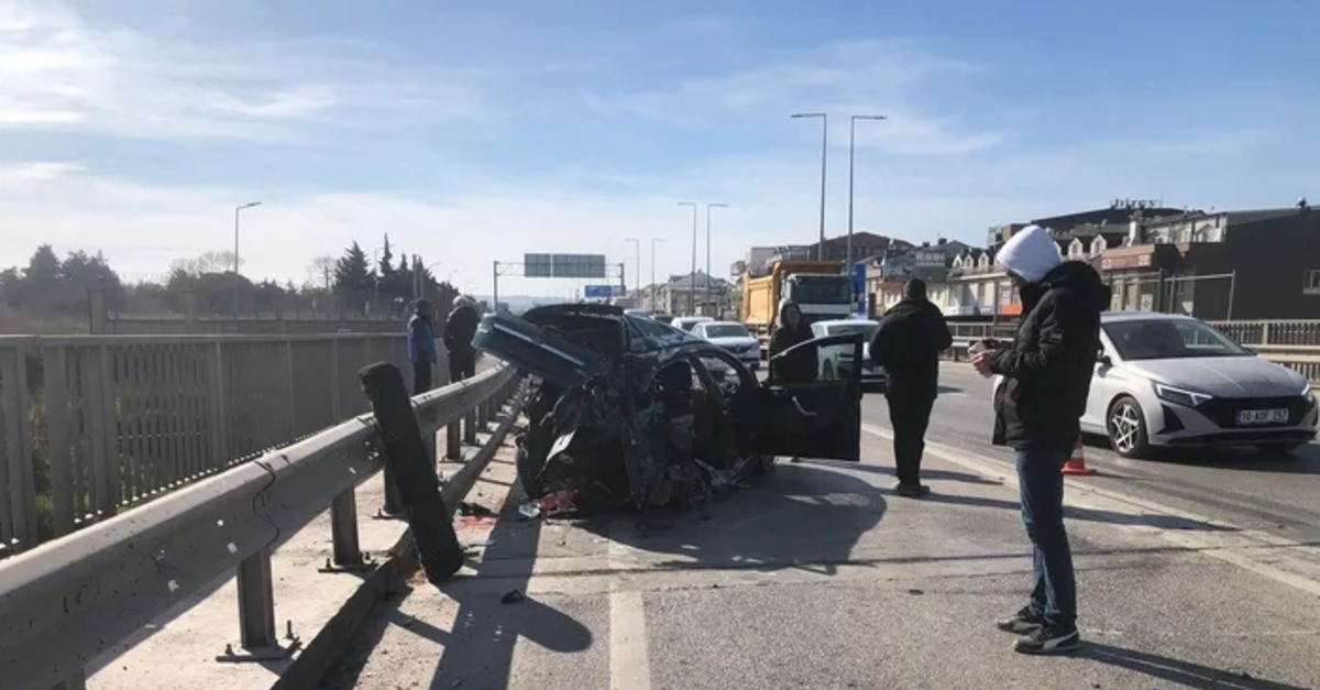 Balıkesir'de feci kaza! Otomobil su tankerine daldı