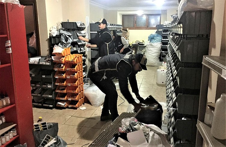 İzmir’de operasyon! Villayı elektronik sigara imalathanesine çevirmişler