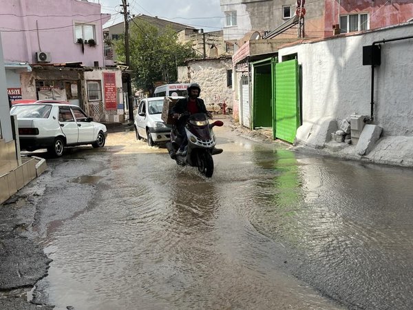 İzmir’de etkili olan sağanak sonrası yollar göle döndü