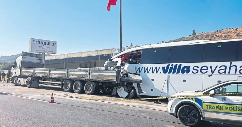 Tur araçları kaza yaptı 2 can kaybı 34 yaralı