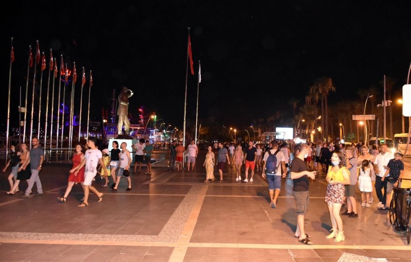Marmaris’te tatilciler gündüz plajları, akşam sokakları doldurdu