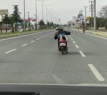 Motor üstünde ölümle dans! Görüntülere sosyal medyada tepki yağdı