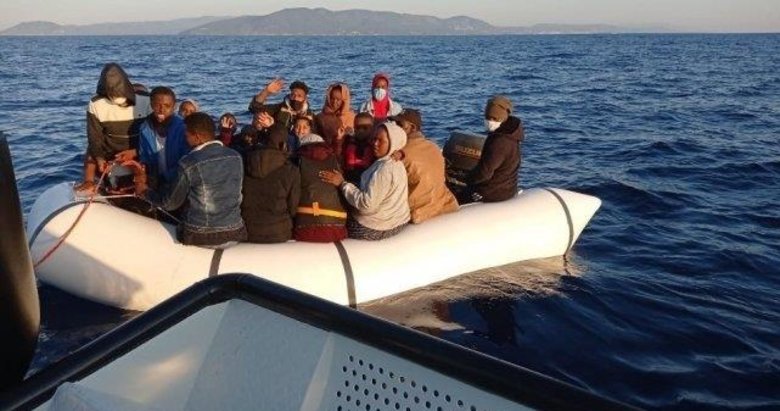 İzmir açıklarında Türk kara sularına itilen 13 sığınmacı kurtarıldı