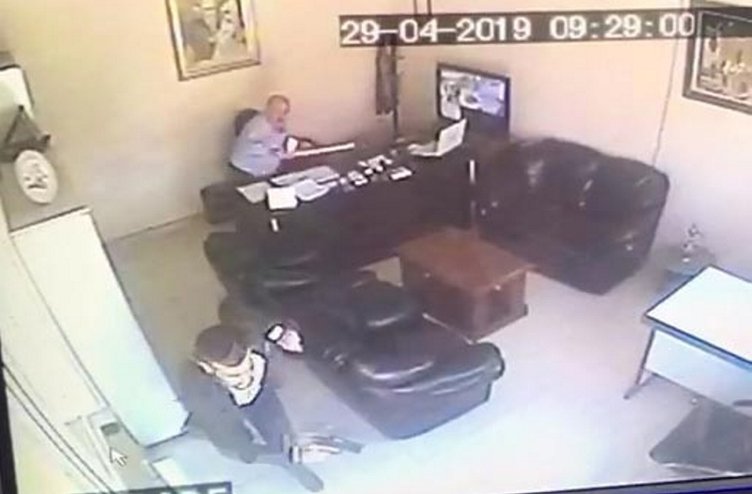 Denizli’de tabancalı saldırgana sopayla direndi