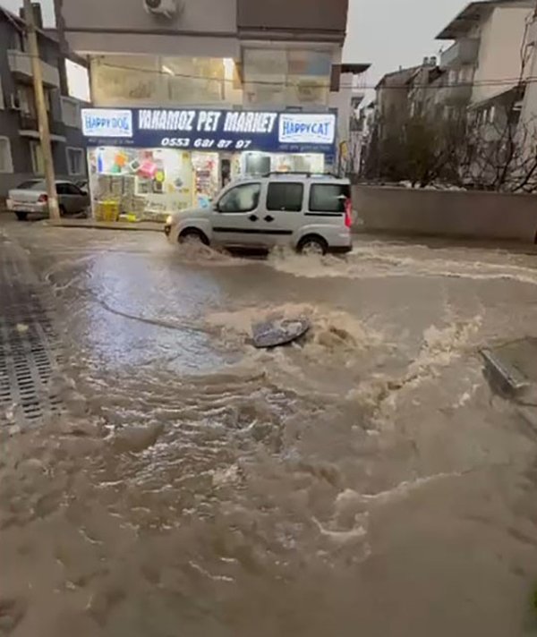 İzmir doldu taştı: Caddeler göle döndü, trafik kitlendi!