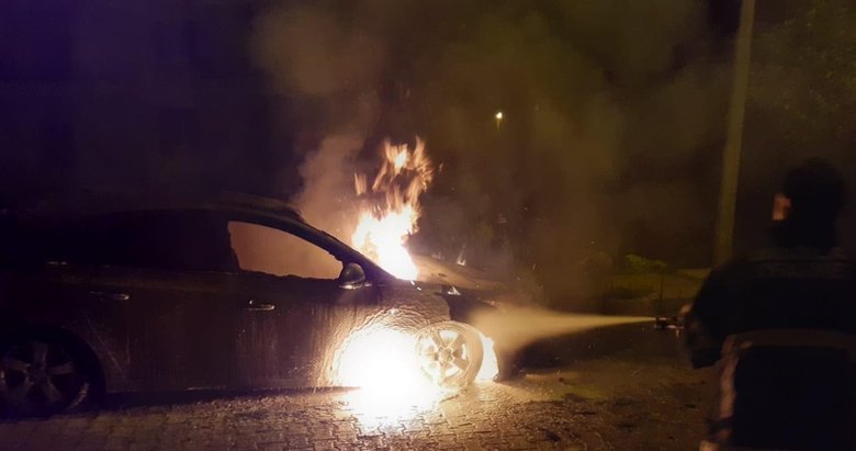 Muğla’da park halindeki araç alev alev yandı