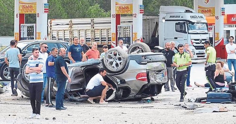 Bulgar ailenin otomobili duvara çarpıp takla attı