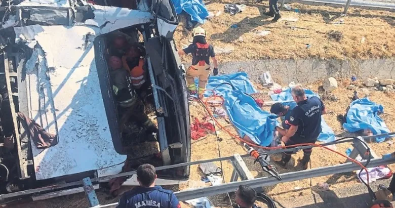 TIR otobüsü biçti: 11 ölü 27 yaralı