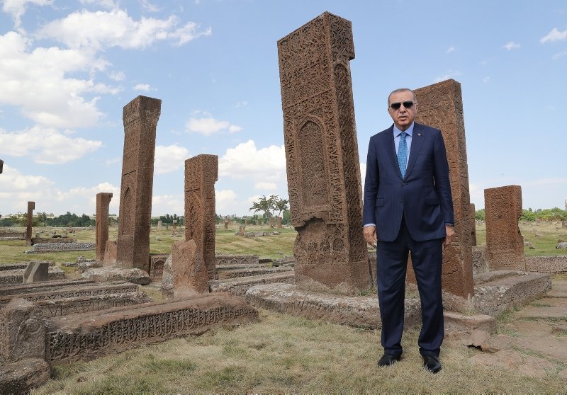 Başkan Erdoğan, Malazgirt Zaferi’nin 948. yıl dönümünde Selçuklu Mezarlığı’nı ziyaret etti